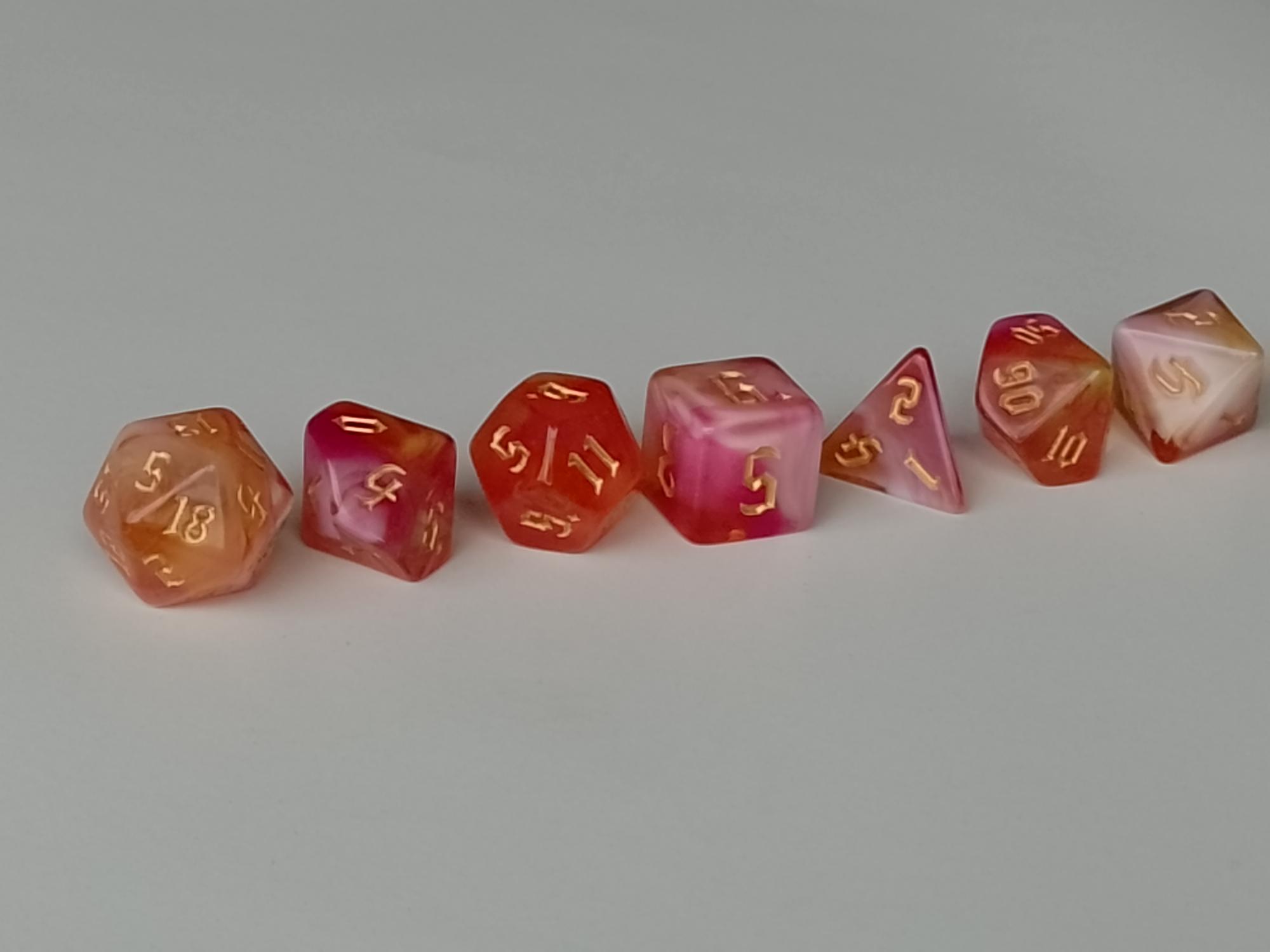 RPG Dice set (7) gemarmerd in wit/roze/geel RPG Dice set (7) gemarmerd in wit/roze/geel