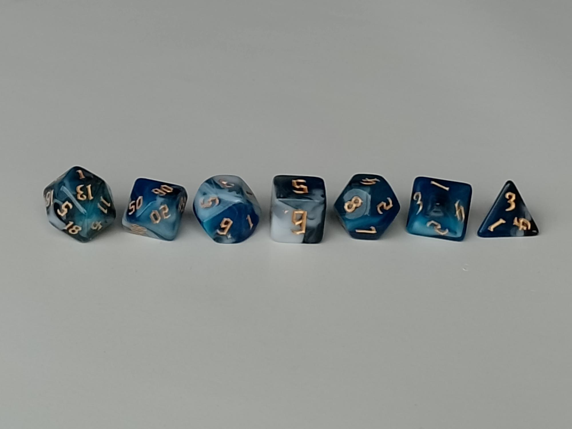 RPG Dice set (7) gemarmerd in wit/lichtblauw/donkerblauw RPG Dice set (7) gemarmerd in wit/lichtblauw/donkerblauw