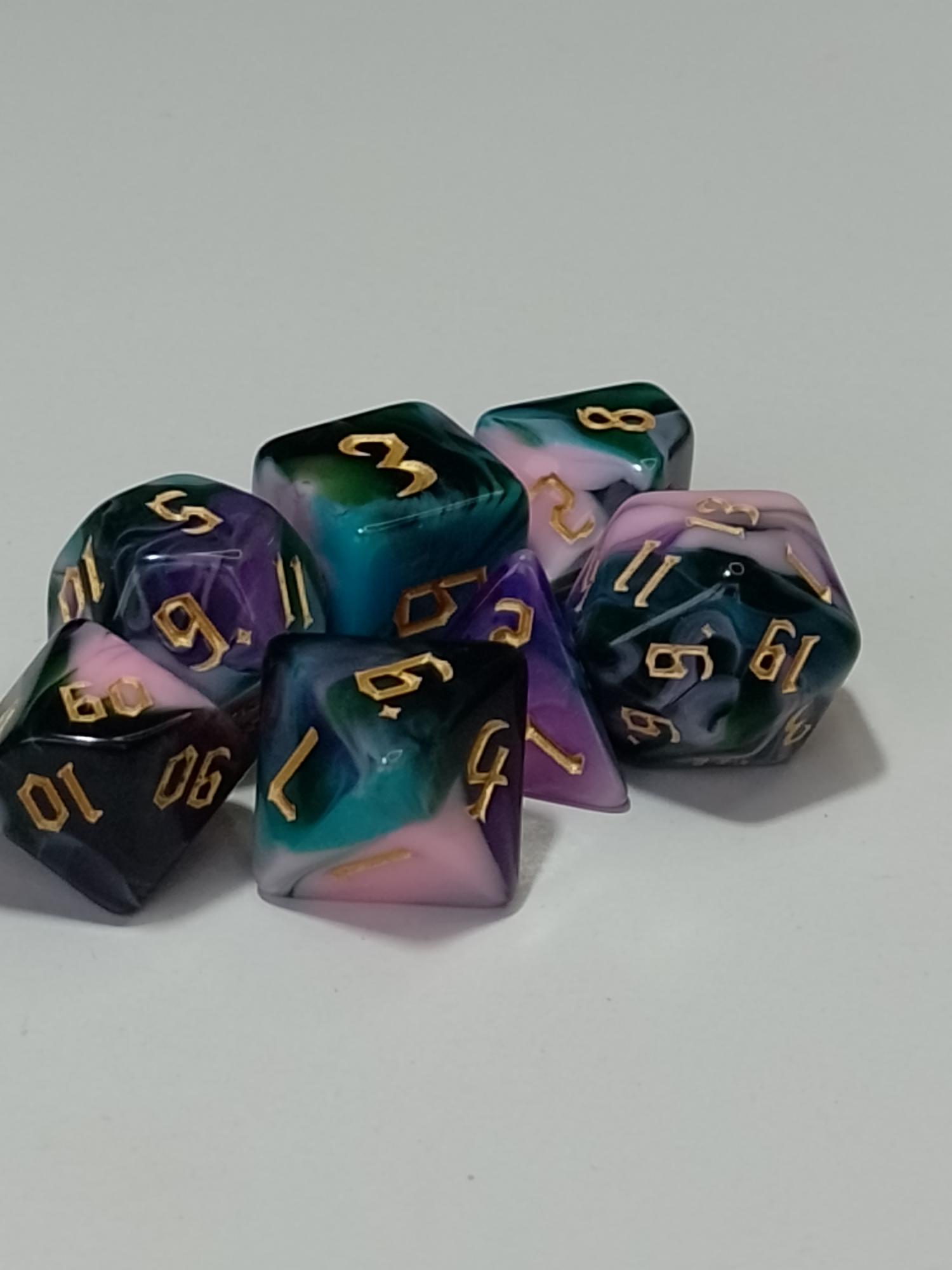 RPG Dice set (7) gemarmerd in roze/groen/paars RPG Dice set (7) gemarmerd in roze/groen/paars