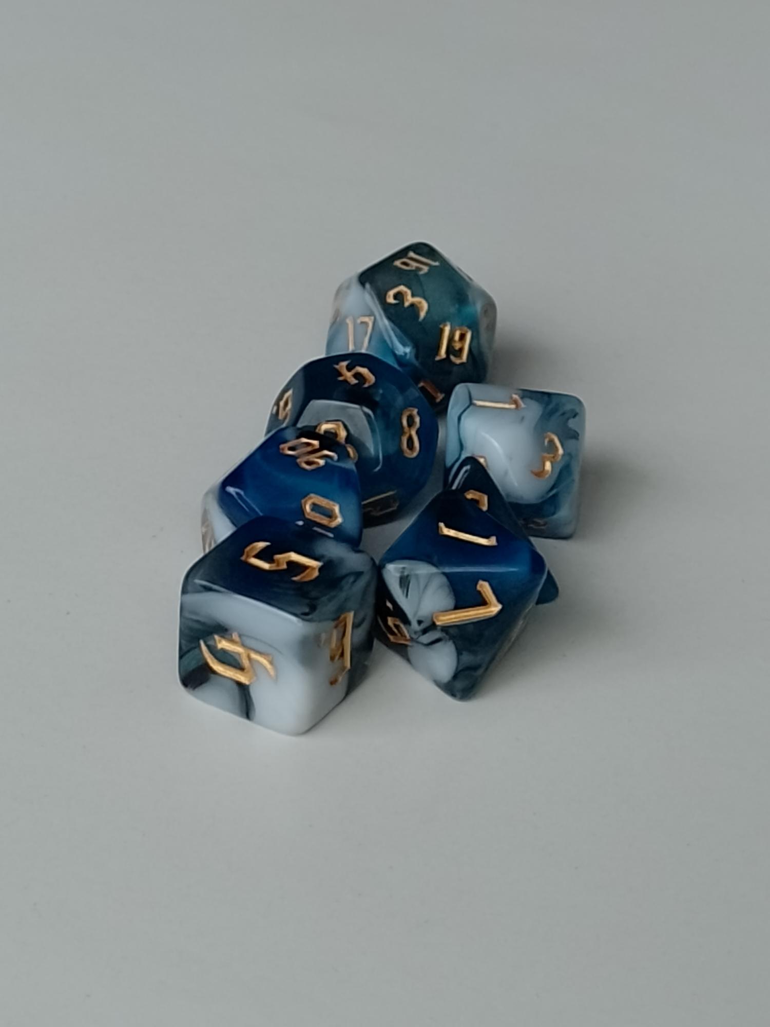 RPG Dice set (7) gemarmerd in wit/lichtblauw/donkerblauw RPG Dice set (7) gemarmerd in wit/lichtblauw/donkerblauw