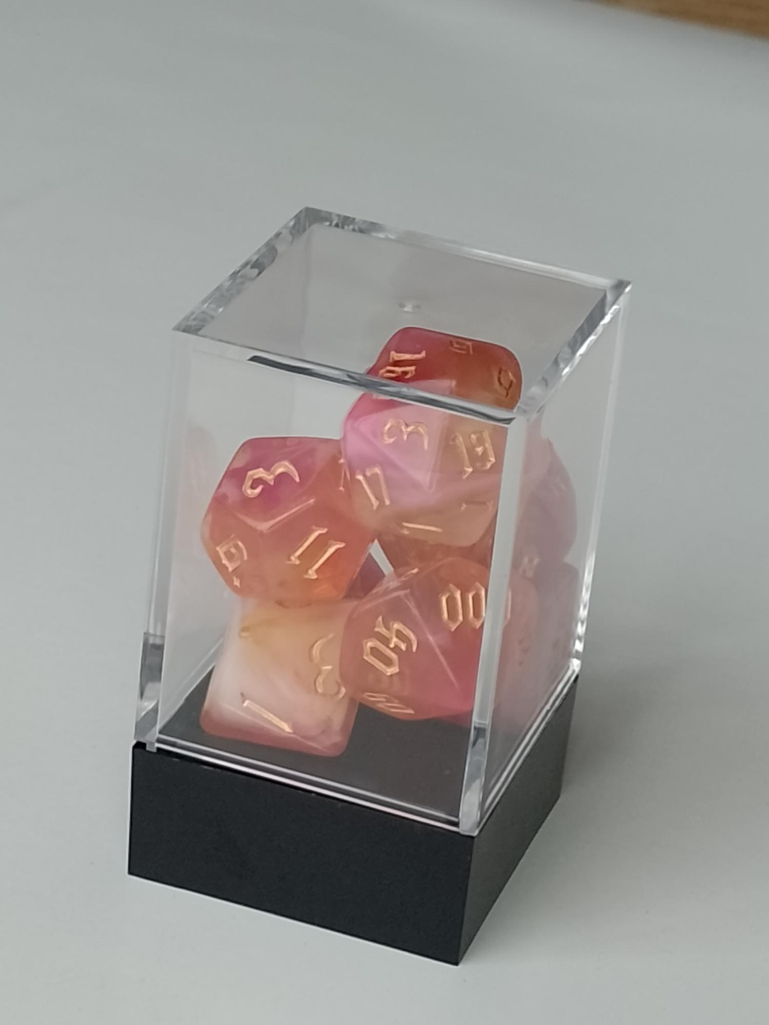 RPG Dice set (7) gemarmerd in wit/roze/geel RPG Dice set (7) gemarmerd in wit/roze/geel