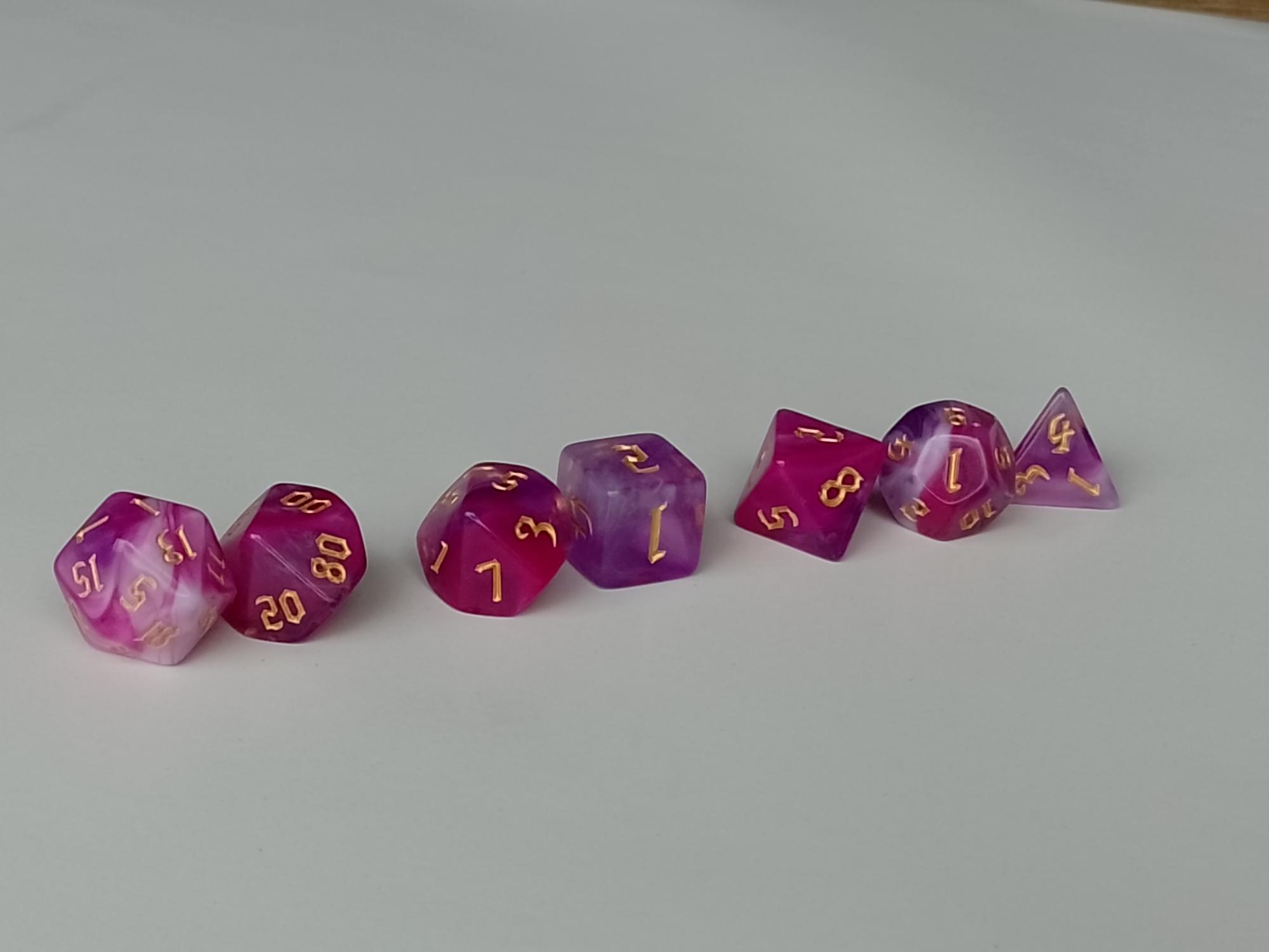 RPG Dice set (7) gemarmerd in wit/roze/paars RPG Dice set (7) gemarmerd in wit/roze/paars